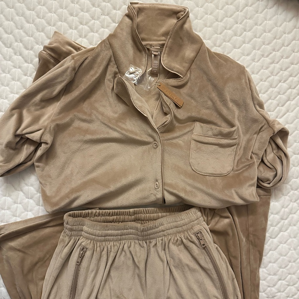 NWT SKIMS Velour Lounge Set in Honey